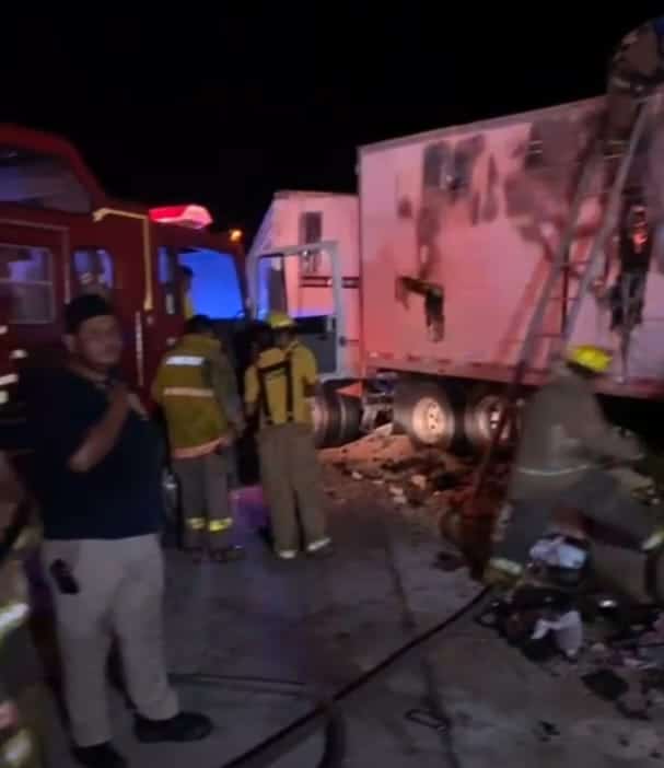Bomberos en incendio de tráiler