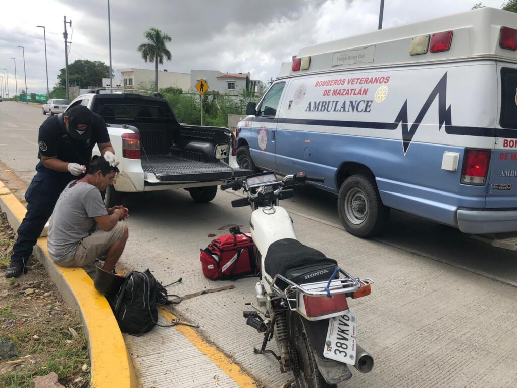 Motociclista resulta lesionada después de chocar con camioneta en Mazatlán.