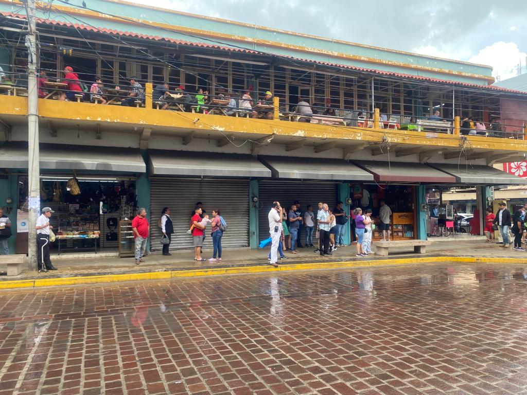 Cierran restaurantes en playa de Mazatlán.