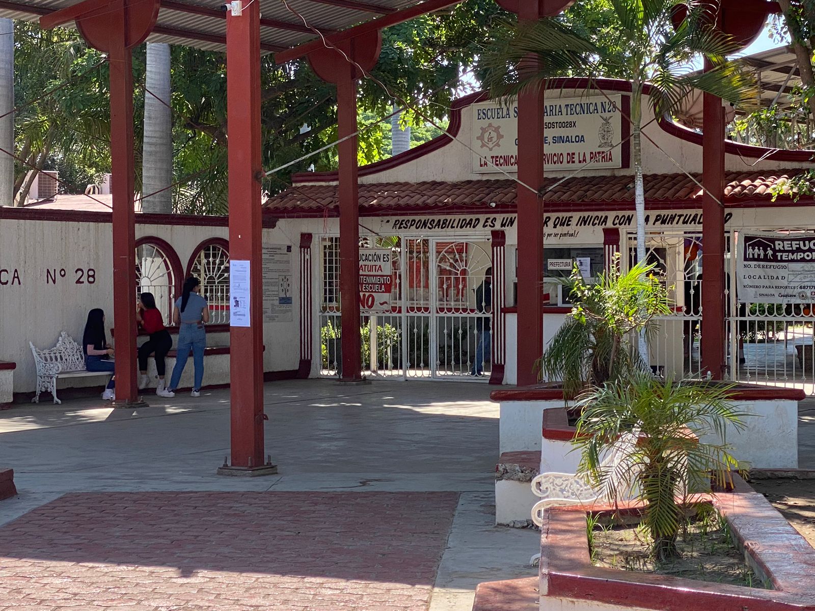 Acusan que en la escuela Secundaria Técnica 28 que les están condicionando la entrega de los libros de texto.