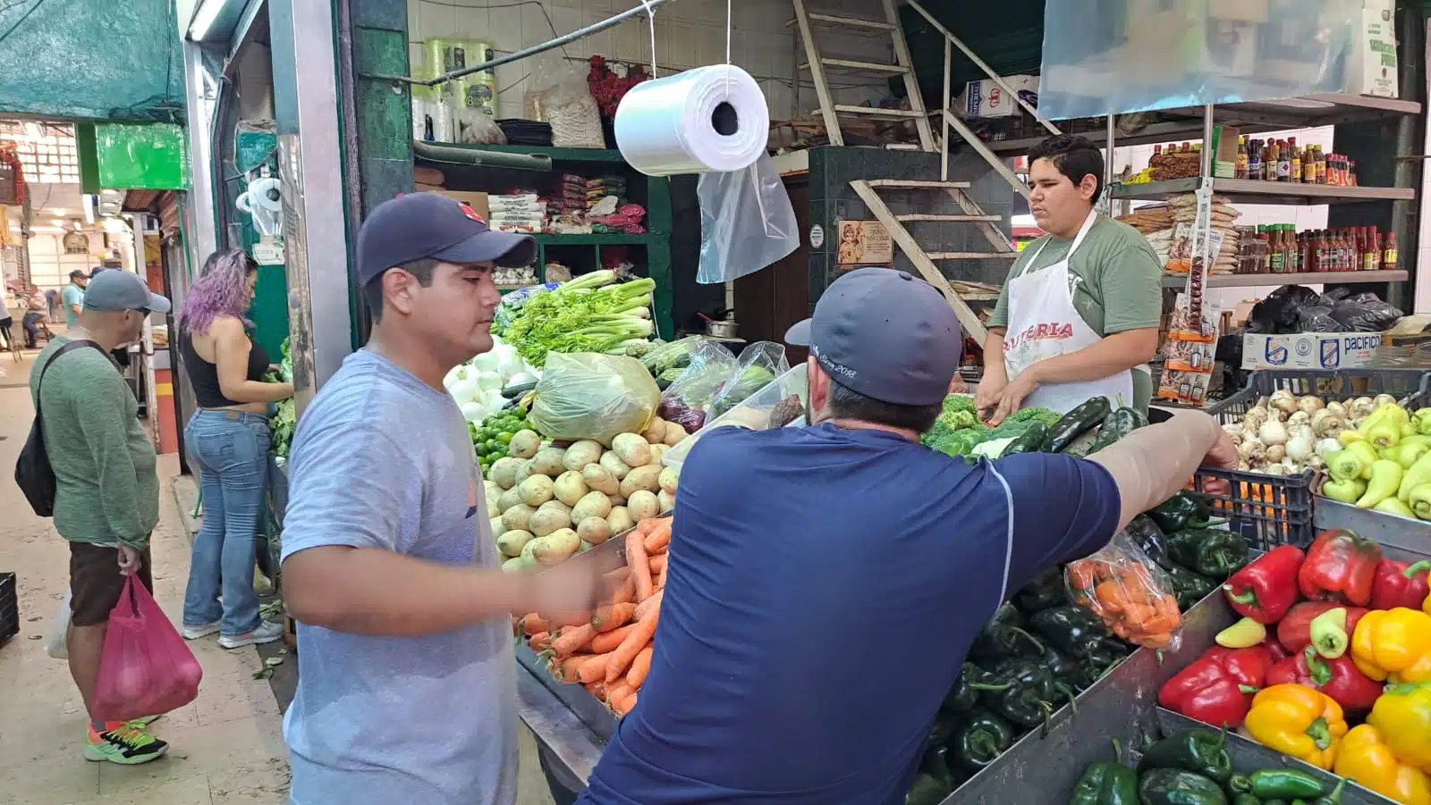Comerciantes del mercado municipal Miguel Hidalgo de la Colonia Benito Juárez esperan que se mantengan los precios de la canasta básica.
