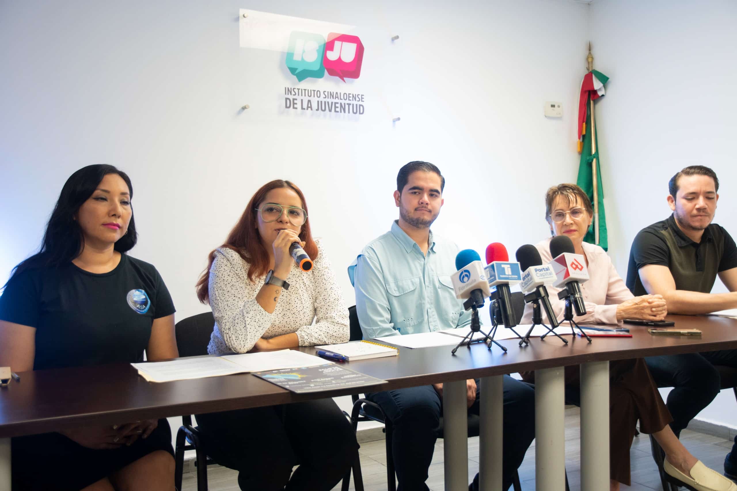 Integrantes del IMJU en rueda de prensa