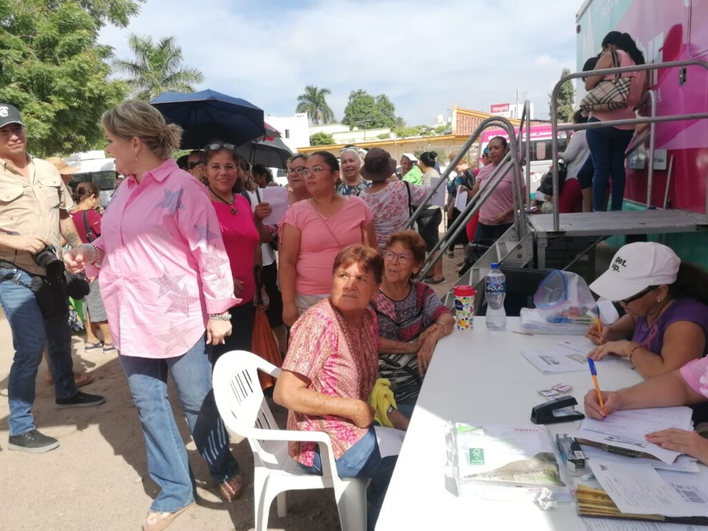 Mujeres atendiéndose con la brigada del DIF Sinaloa
