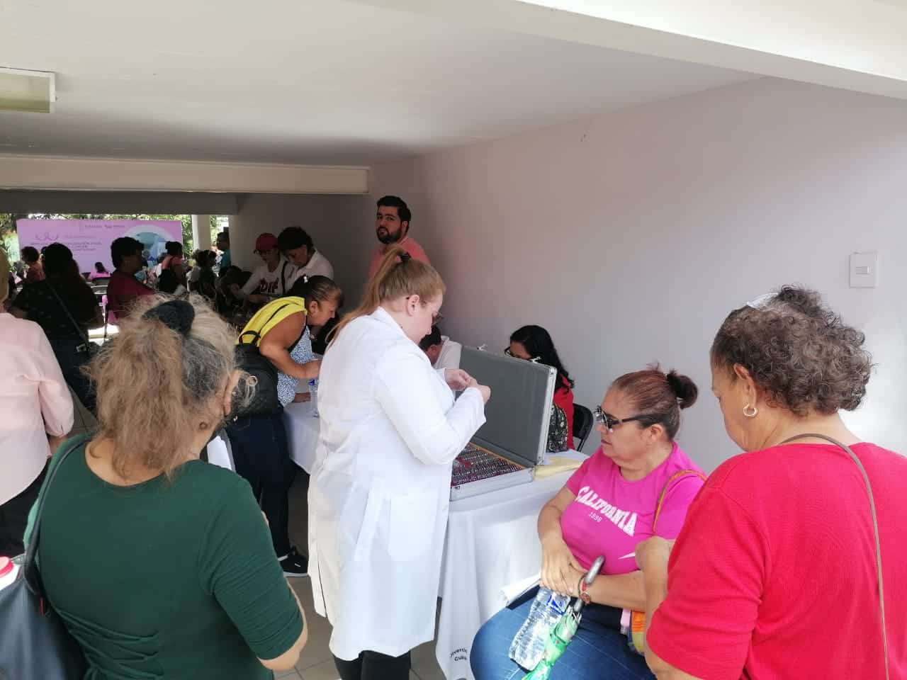 Mujeres atendiéndose con la brigada del DIF Sinaloa