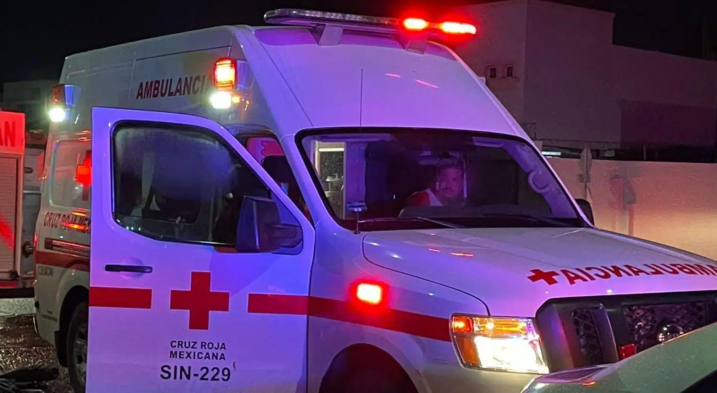 Paramédicos de la Cruz Roja trasladaron en ambulancia al lesionado a un hospital de Culiacán.