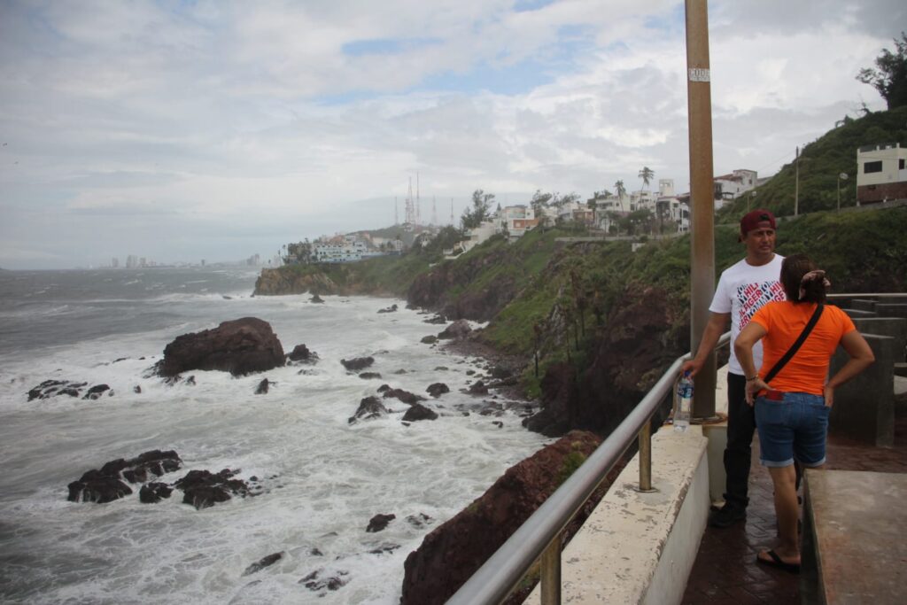 Turistas disfrutan del clima que trae "Norma" a Mazatlán