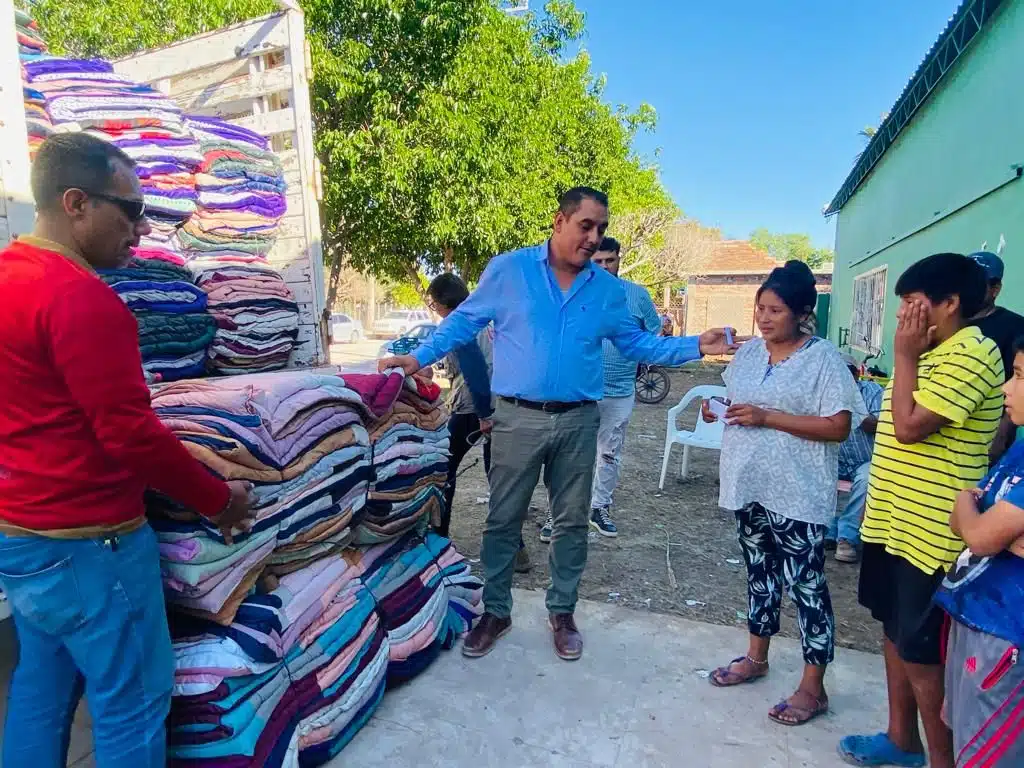 Entrega de apoyos en Guasave a damnificados por 