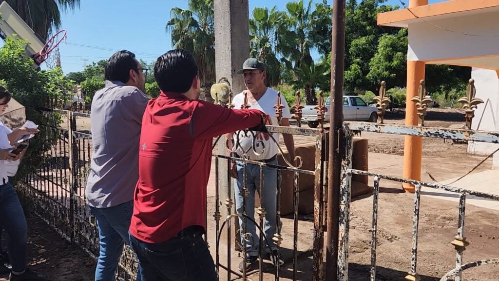 Entrega de apoyos económicos a personas afectadas por "Norma" en Culiacancito