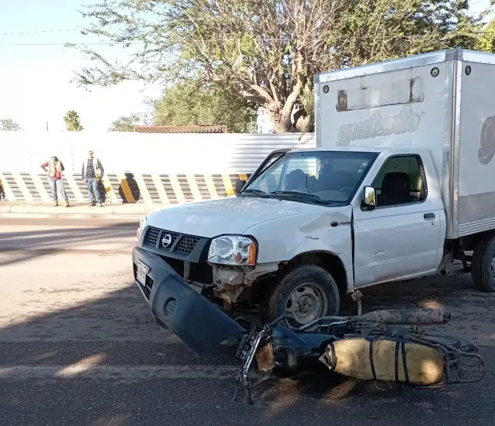 Motocicleta impactada con una camioneta color blanco