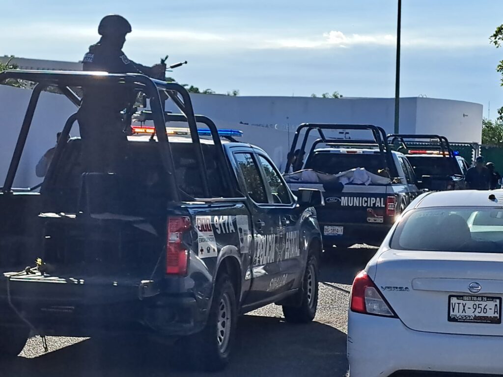 Policía Estatal Preventiva trasladando a los ocho ejecutados al Semefo de Culiacán