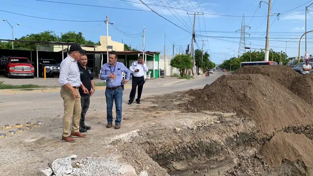 Trabajos de reparación en el socavón del puente de Prados del Sol