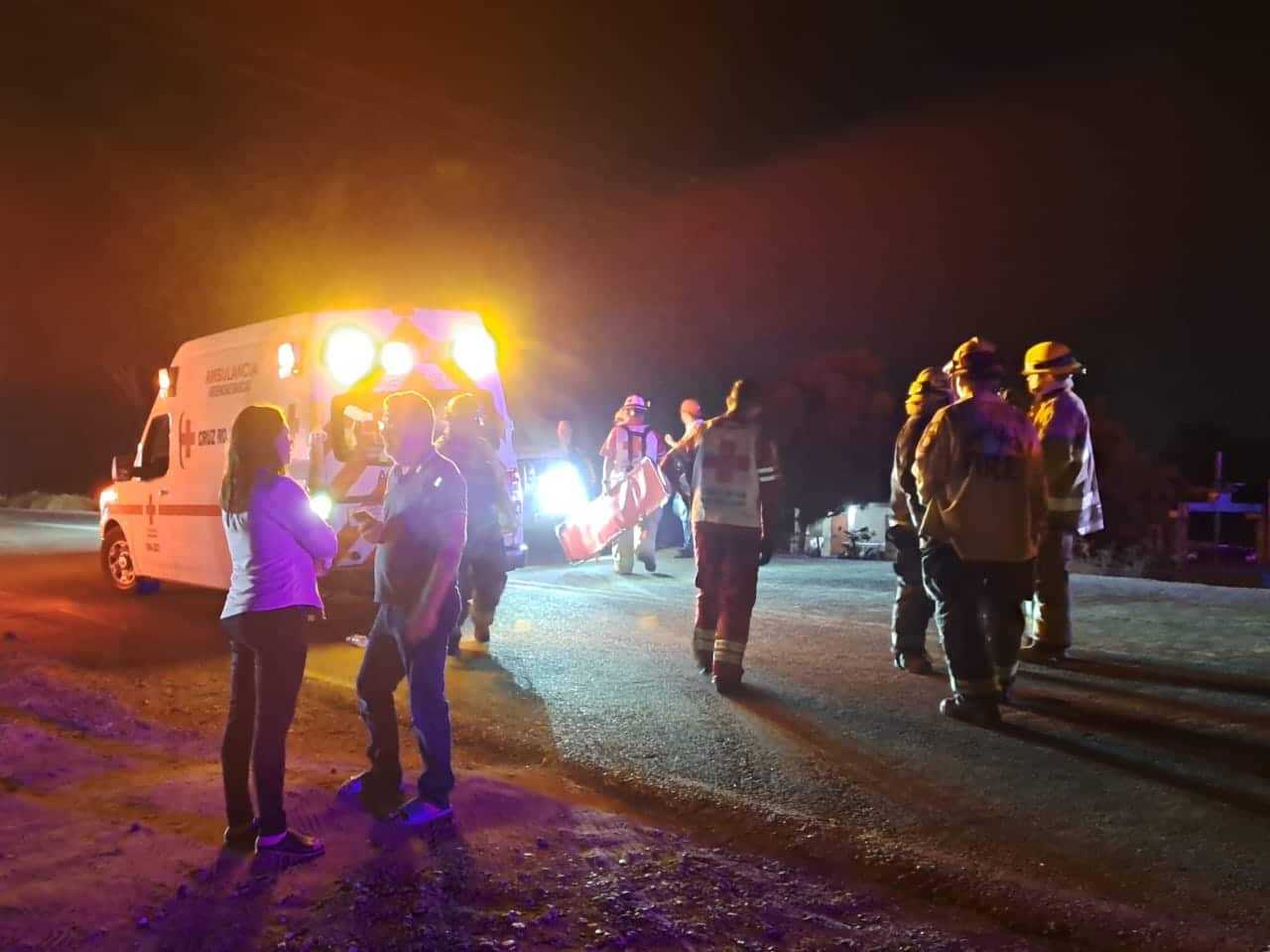 Paramédicos de Cruz Roja atendiendo un accidente vial