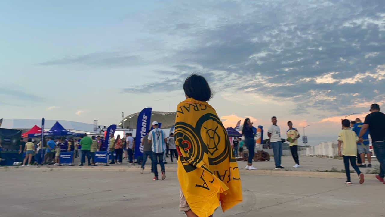 Aficionados llegando al Kraken para ver el partido entre Águilas del América y Mazatlán FC