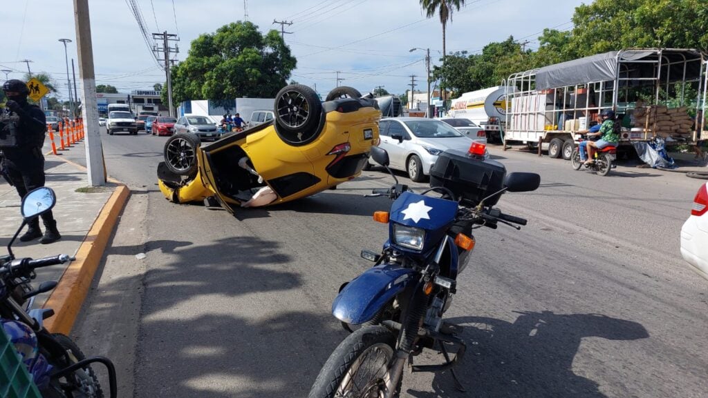 Nissan Juke volcado en la entrada al parque industrial Alfredo V. Bonfil en Mazatlán