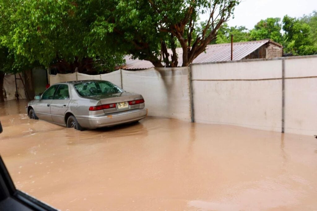 Automóvil entre el agua