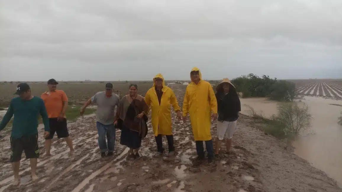 Autoridades con familia afectada por la lluvia