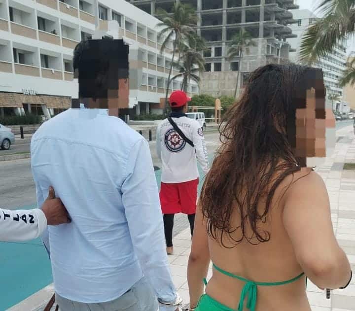Personas detenidas siendo custodiadas por la Policía Acuática