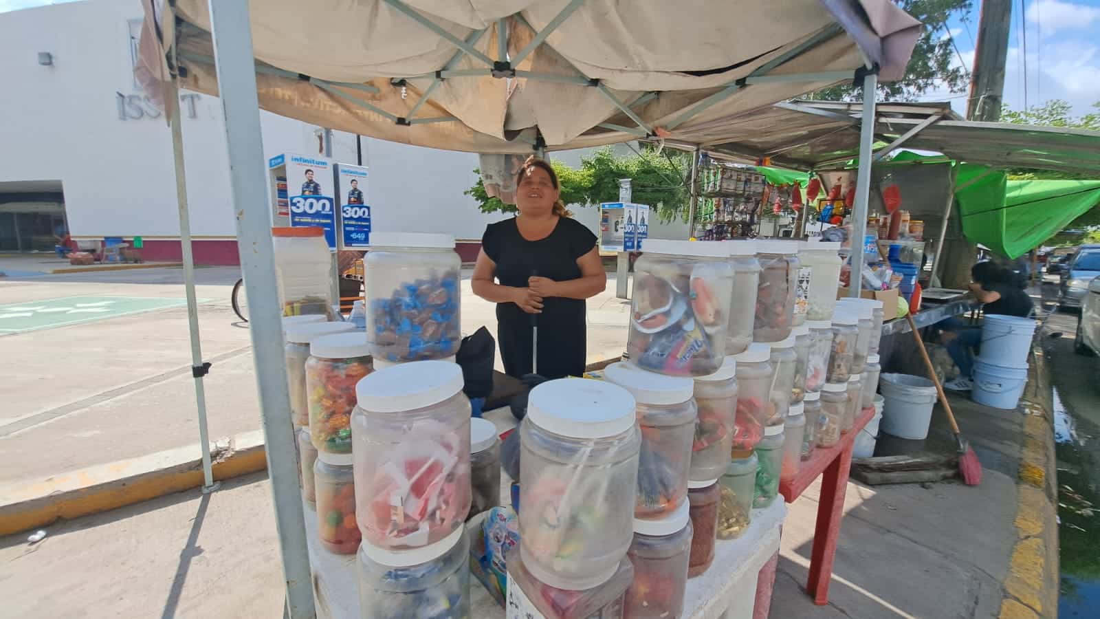 Migdalia Ruiz en su puesto de dulces afuera del ISSSTE en Los Mochis