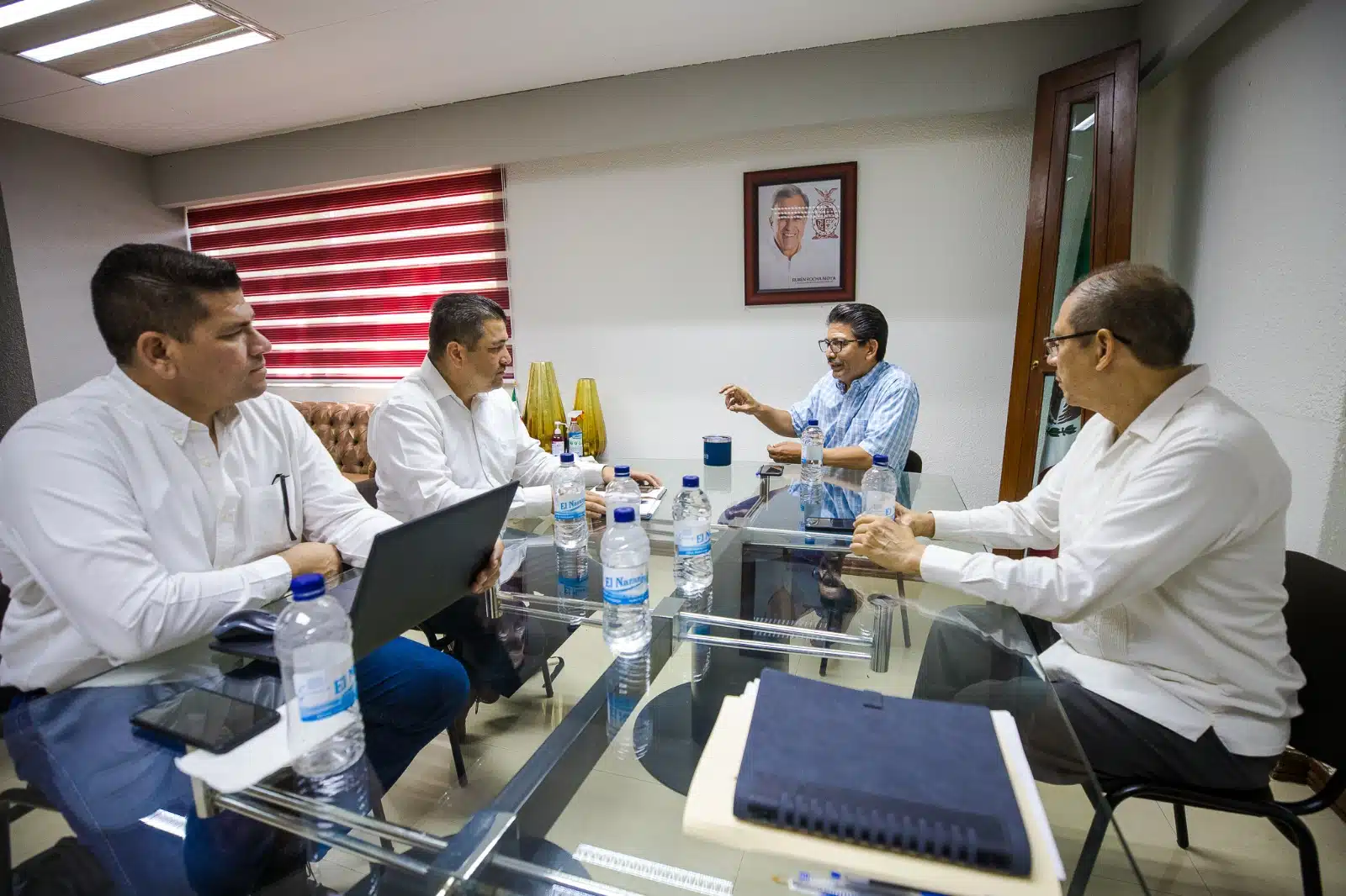 Alcalde Martín Ahumada Quintero en reunión con el con el superintendente de la CFE, Ernesto Cinco Sánchez