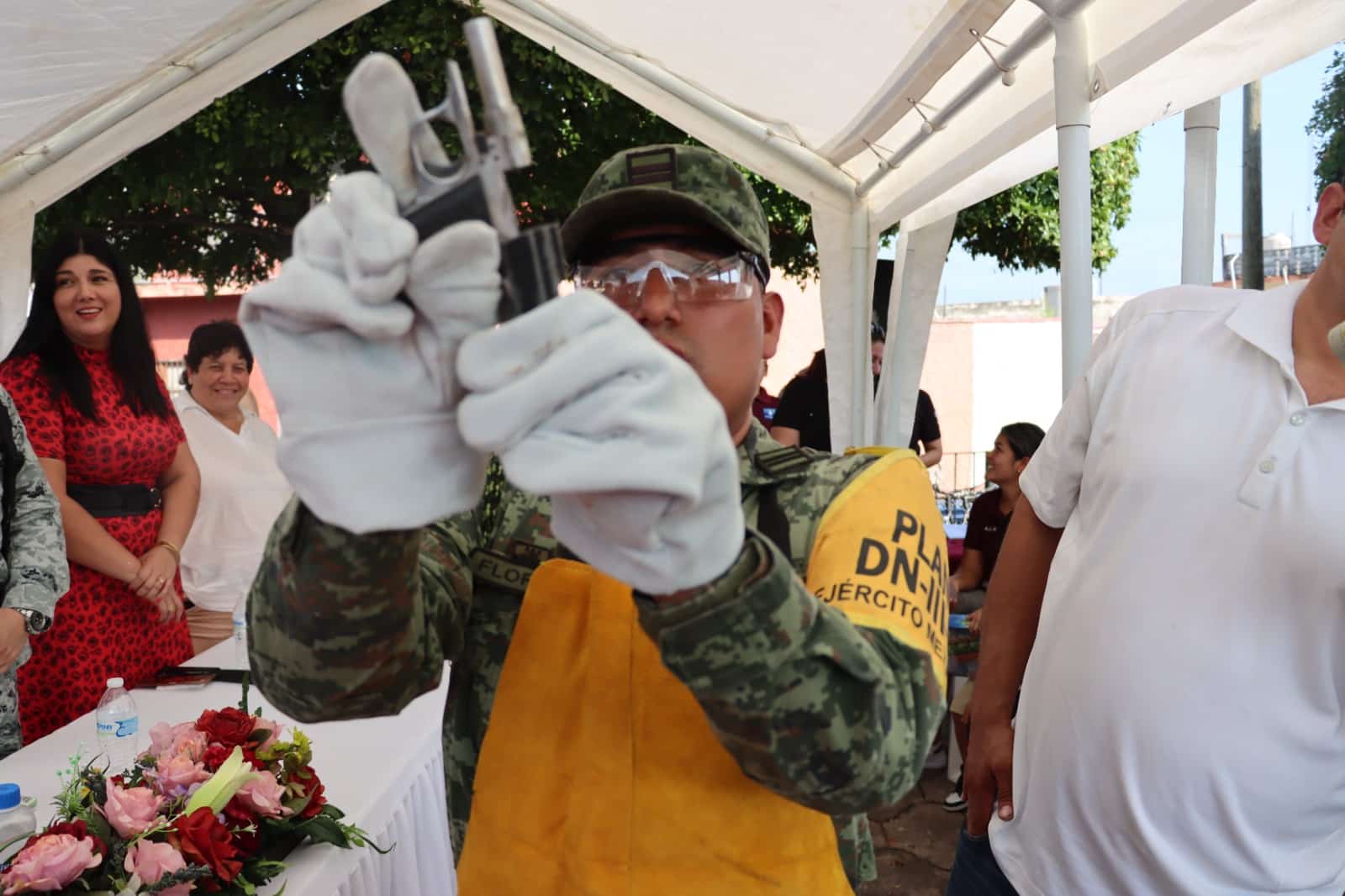Militar con arma de fuego
