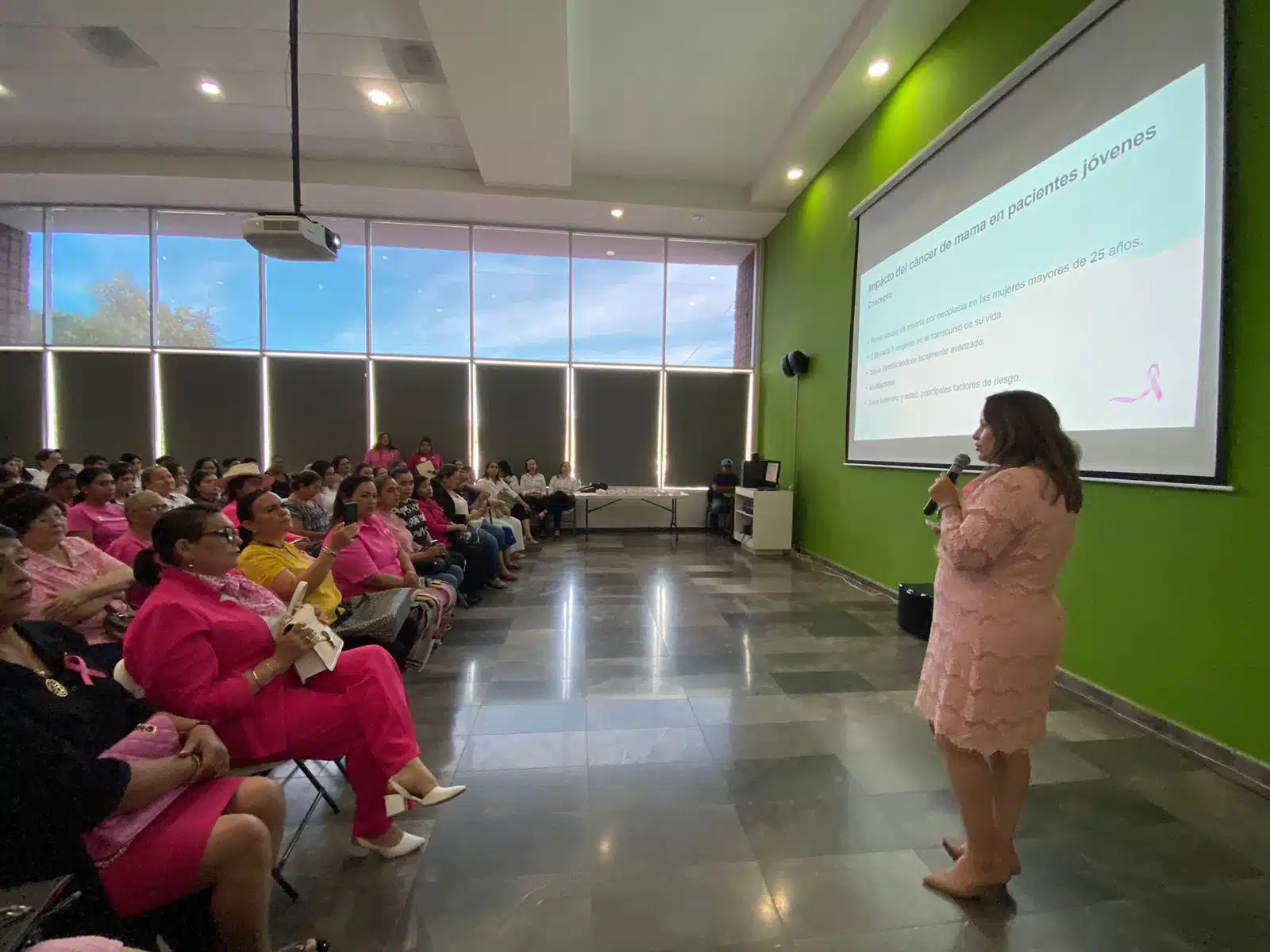 Doctora mastóloga, Olivia Pérez Bojórquez en conferencia