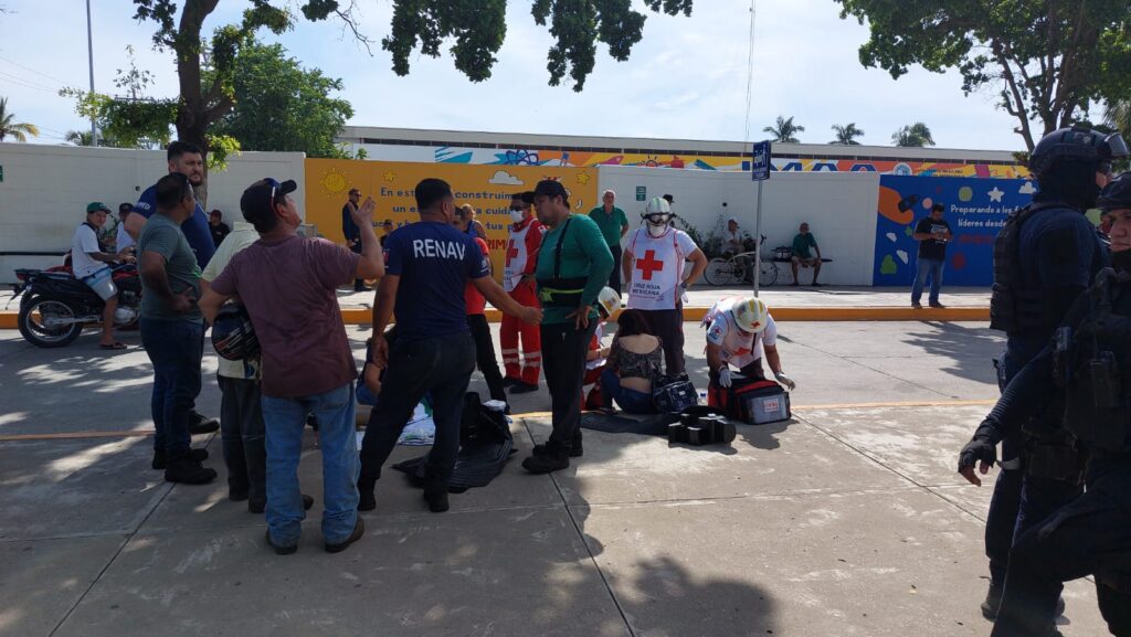 Paramédicos de Cruz Roja y testigos auxiliando a la mujer que sufrió el accidente