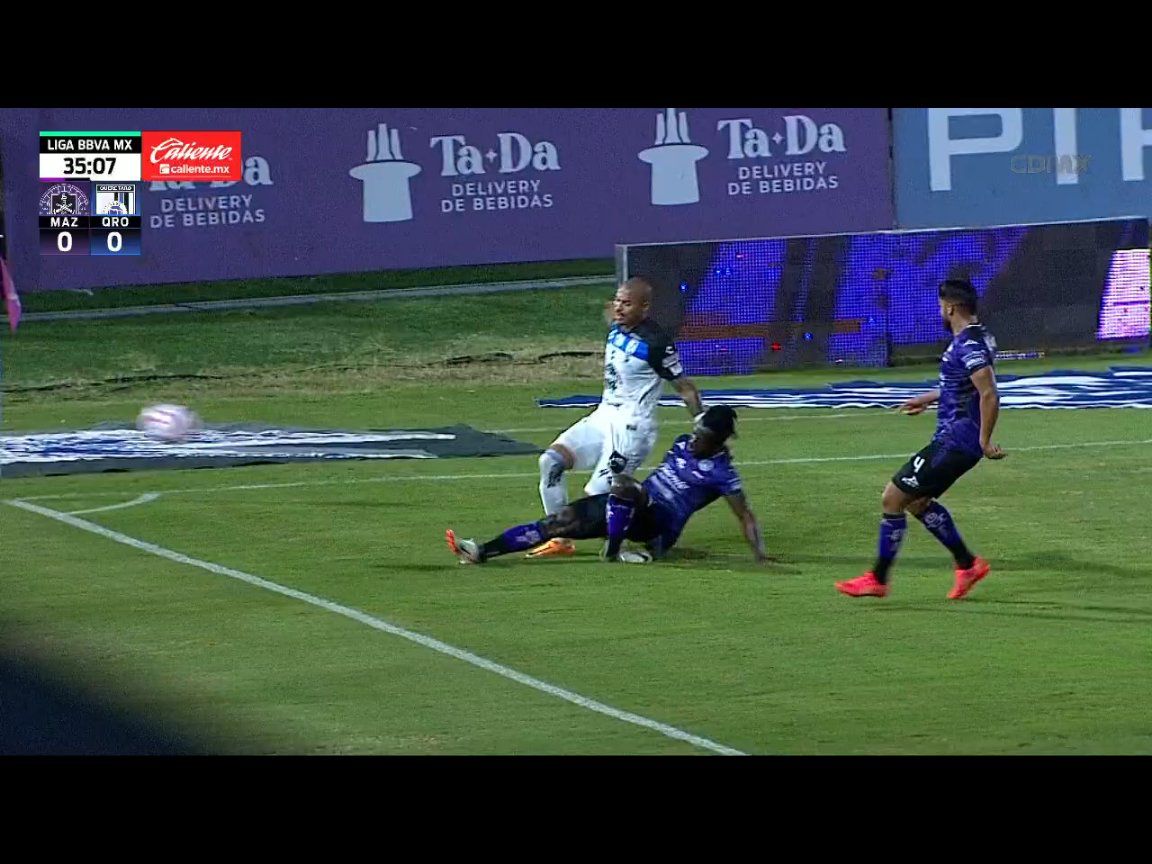 Momento en que Ake Loba se lesiona durante el partido