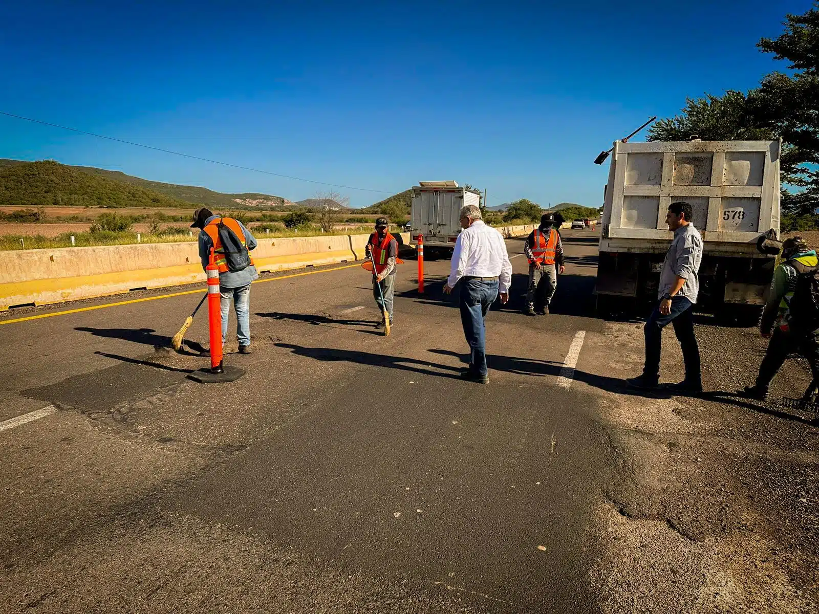 Gobernador supervisando los trabajos de bacheo en la autopista Benito Juárez