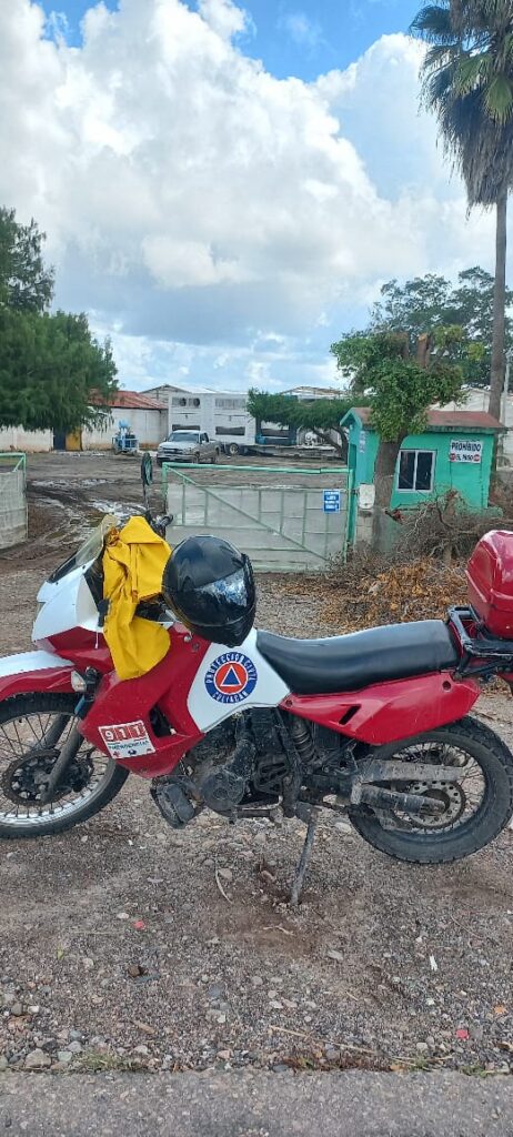 Motocicleta de Protección Civil de Culiacán en el lugar donde se encontró el caimán