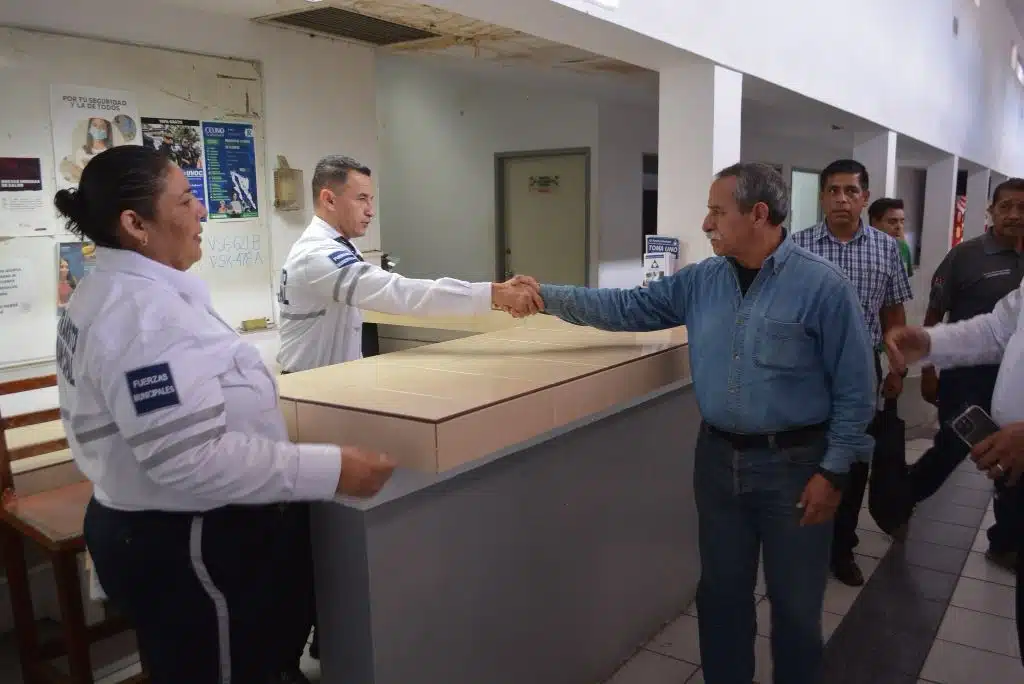 Leoncio García saludando a un elemento de Tránsito Municipal