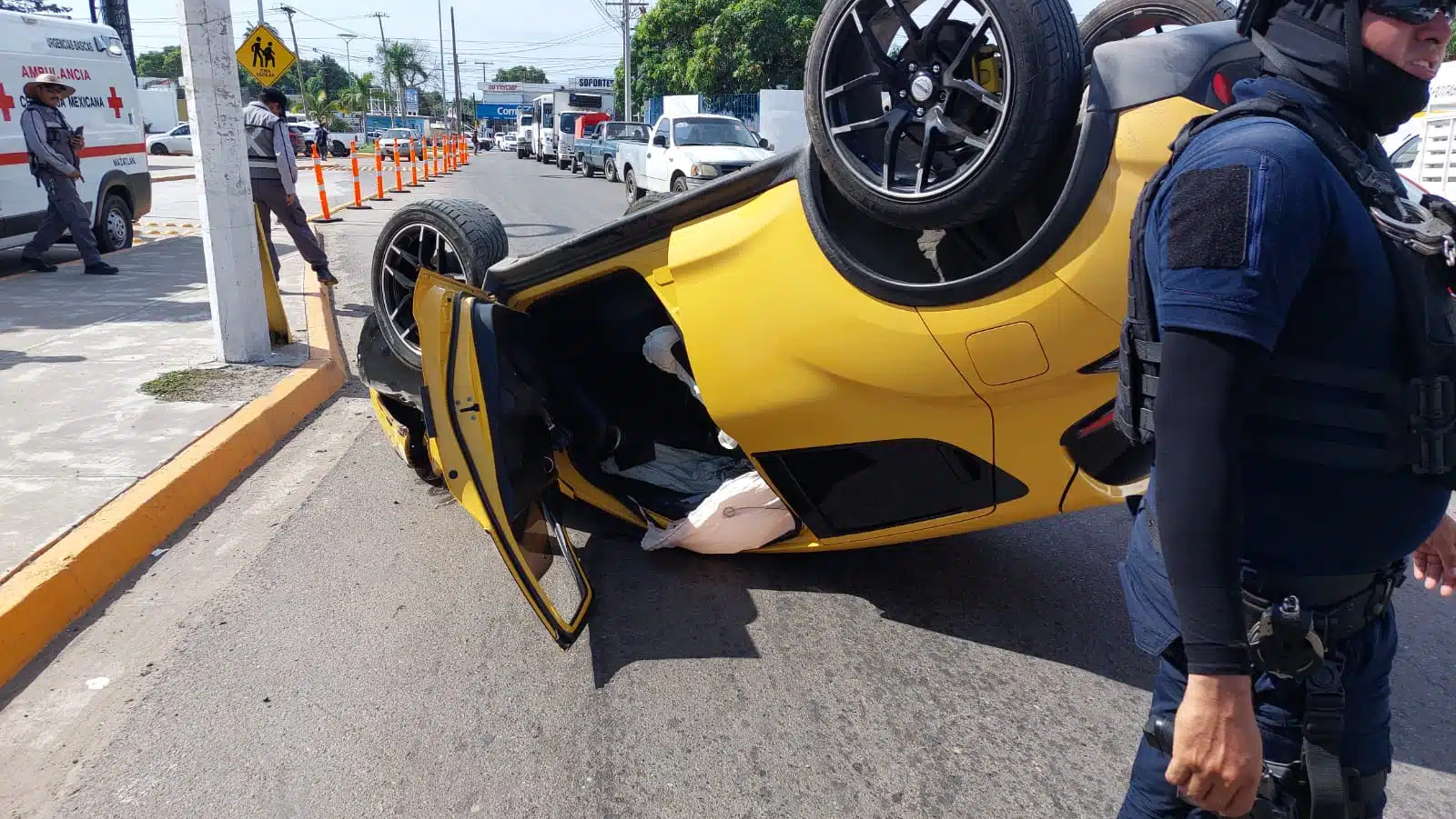 Nissan Juke volcado en la entrada al parque industrial Alfredo V. Bonfil en Mazatlán