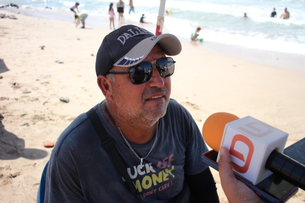 Marcos Zúñiga, encargado de rentas de sombrillas en la playa