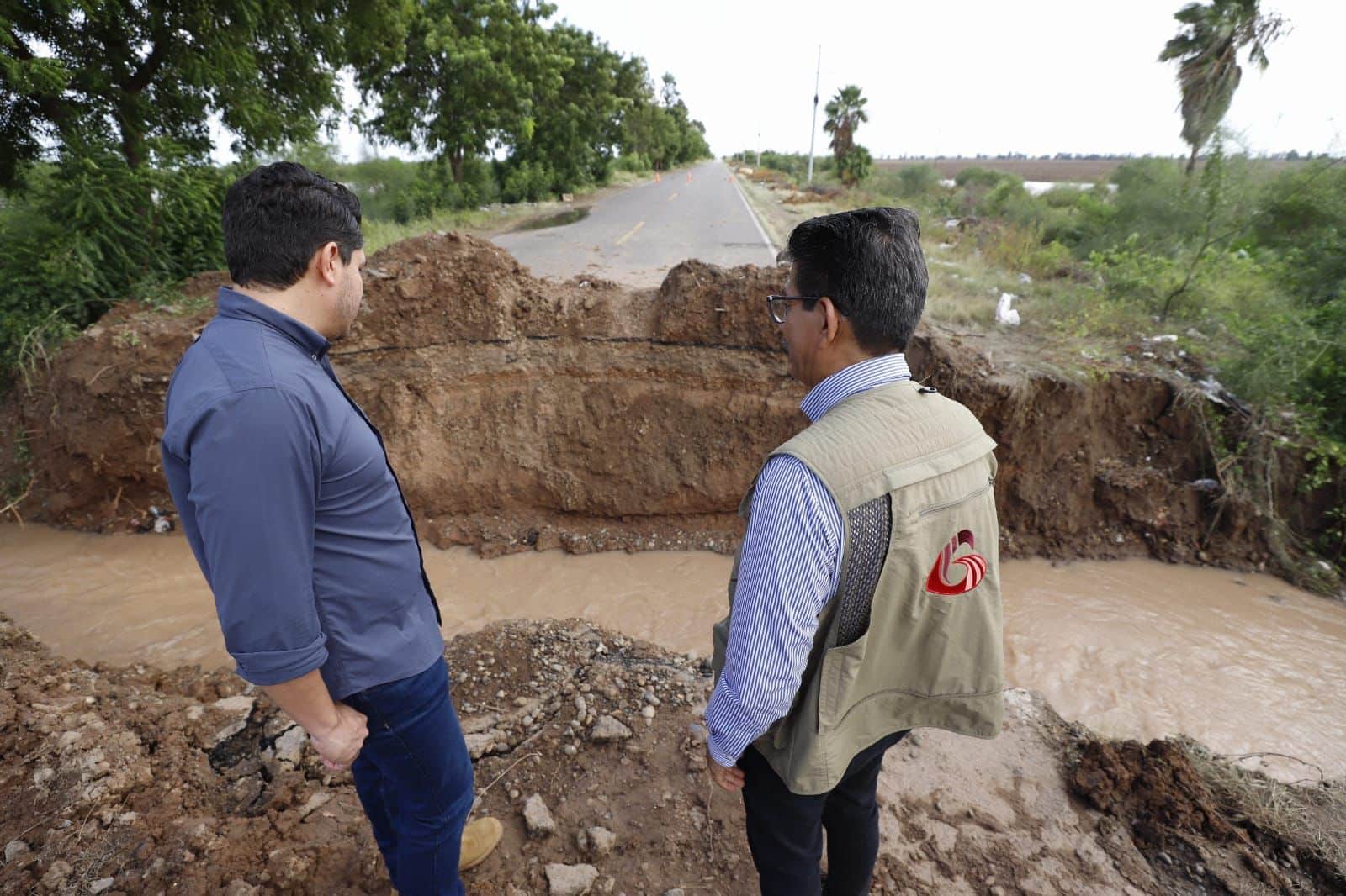 Alcalde Martín Ahumada Quintero junto al secretario de Obras Públicas Joaquín Alberto Landeros Güicho