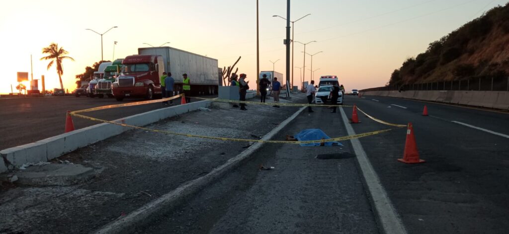 Zona acordonada sobre la autopista Culiacán-Mazatlán