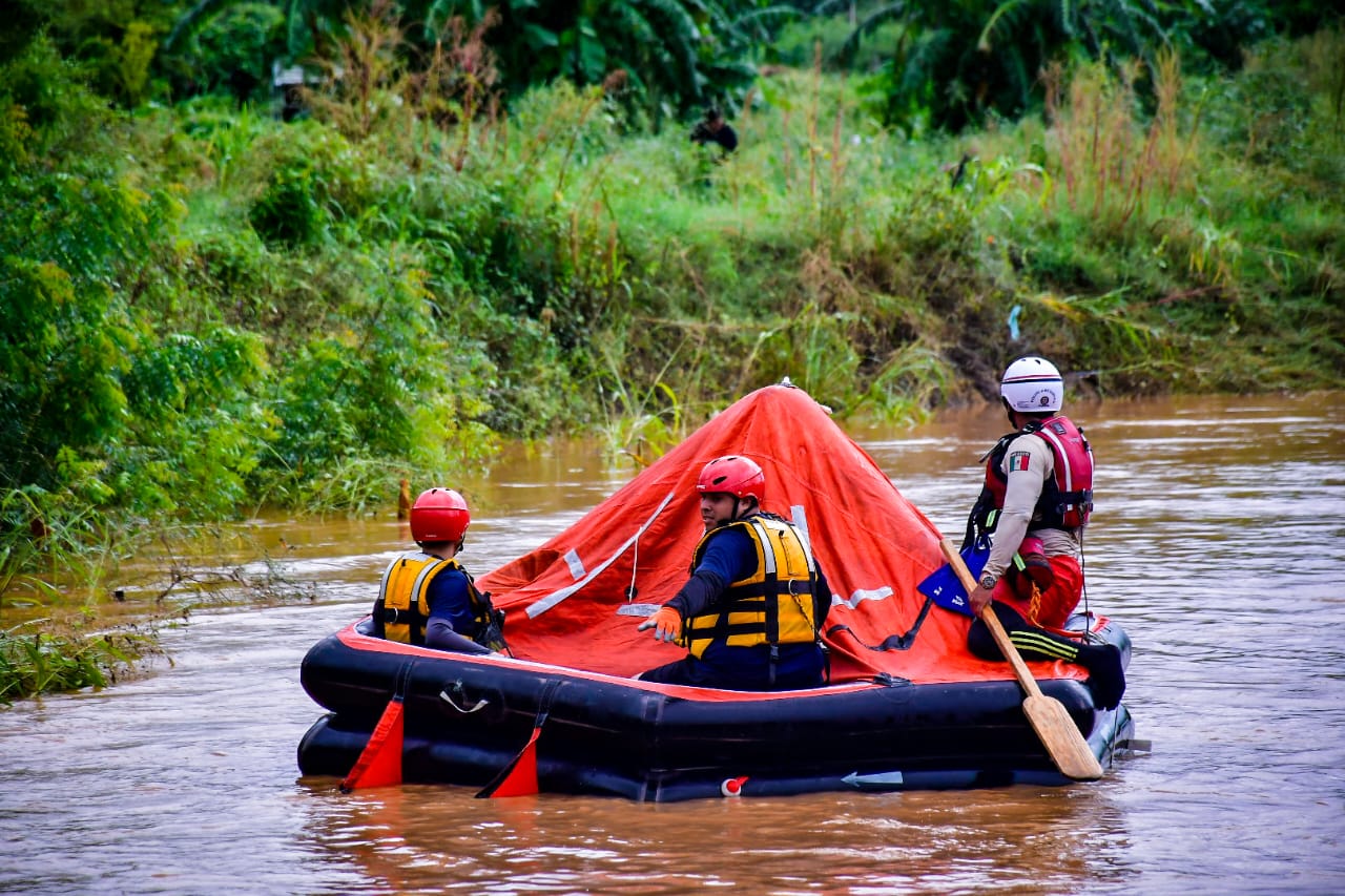 Elementos de rescate realizando recorridos por zonas de riesgo