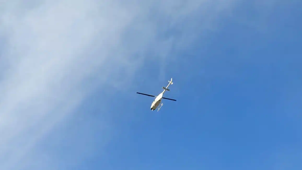 Helicóptero del Gobierno del Estado sobrevolando en la ciudad de Los Mochis por la búsqueda del presunto multihomicida