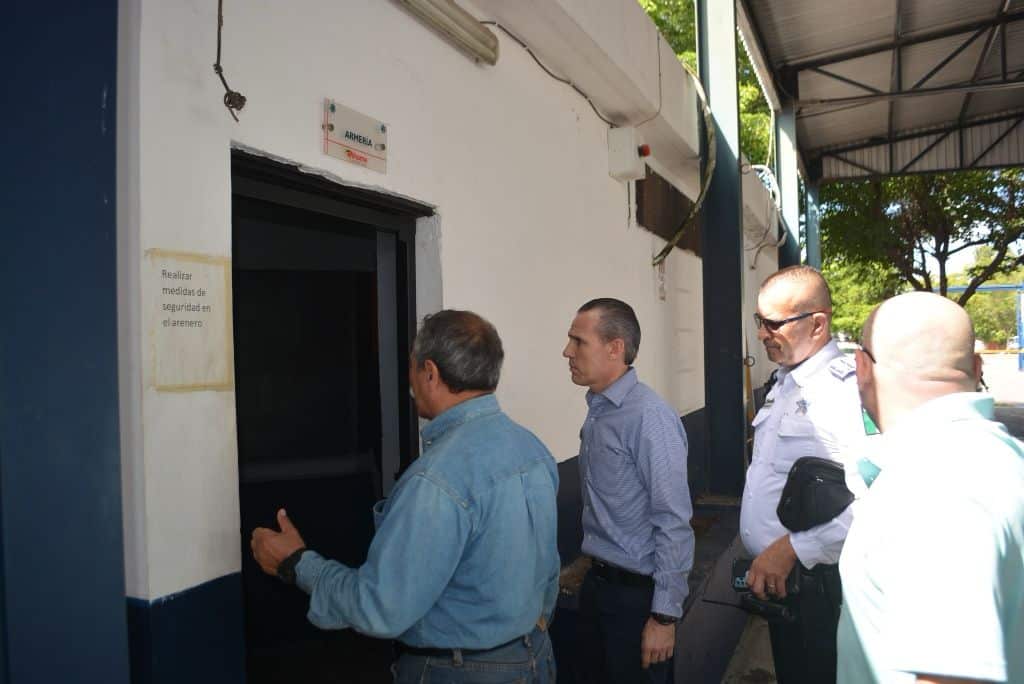 Leoncio García durante su visita por el municipio de Ahome