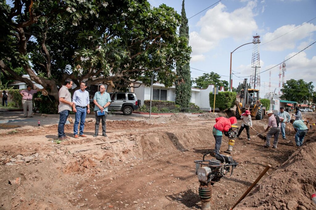 Alcalde y funcionarios supervisando la obra en la calle Cuauhtémoc