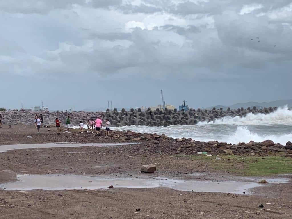 Turistas disfrutan del clima que trae "Norma" a Mazatlán