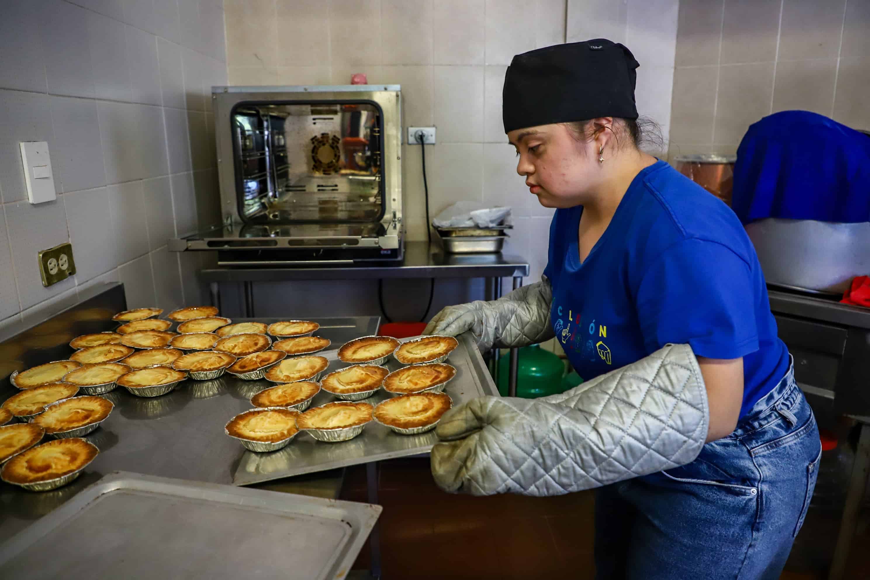 Mujer con discapacidad sosteniendo bollitos