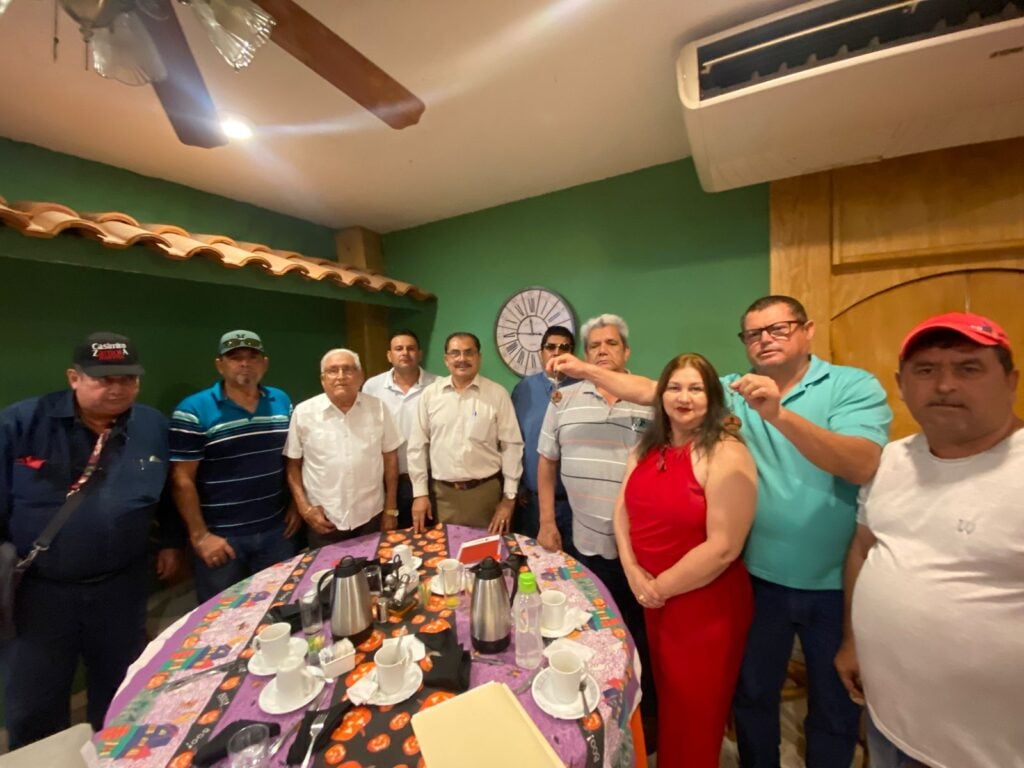 Líderes de la pesca ribereña de 37 cooperativas pesqueras tuvieron un encuentro con el diputado federal Casimiro Zamora en Guasave