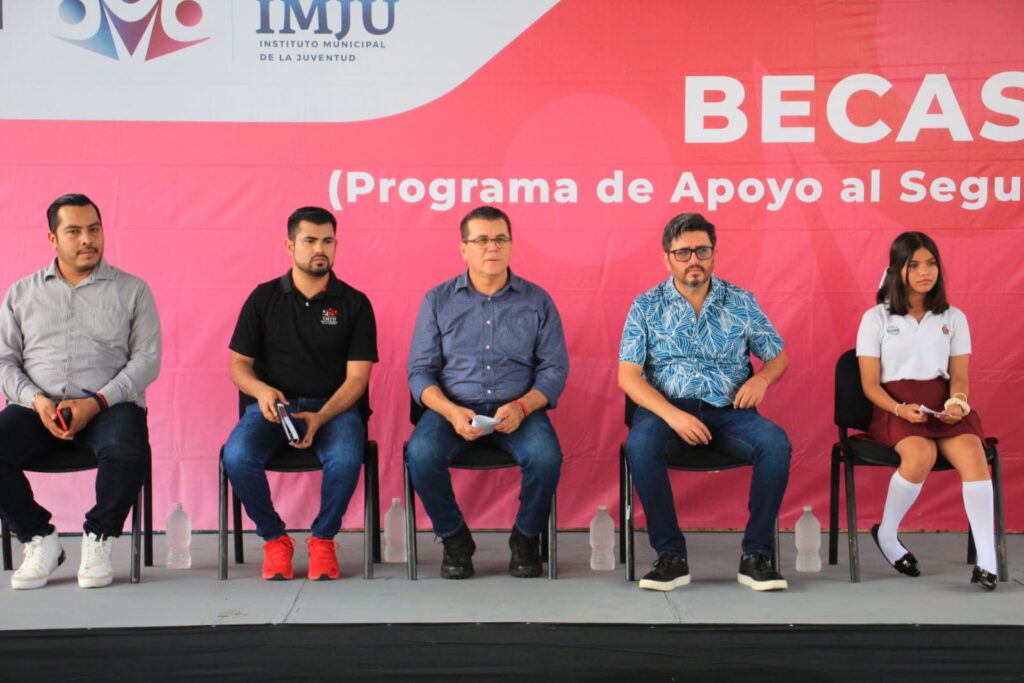 Evento de entrega de becas a estudiantes en Mazatlán.