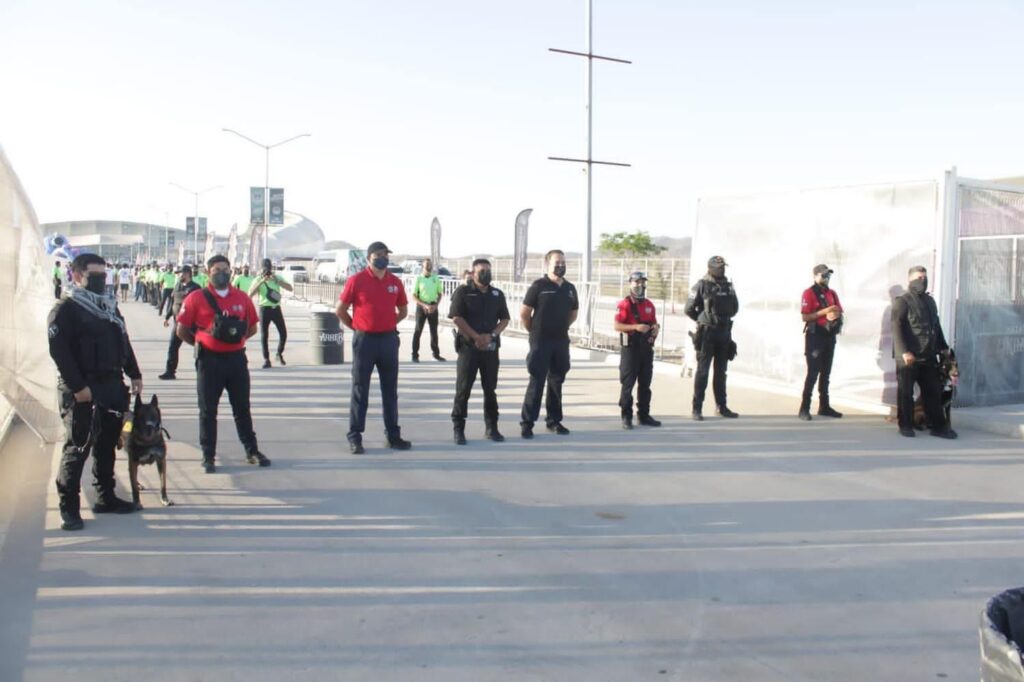 Policías listos para operativo en el estadio El Kraken