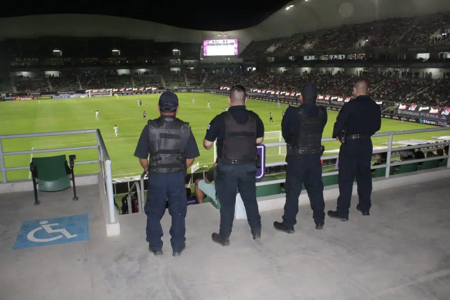 Policías listos para operativo en el estadio El Kraken