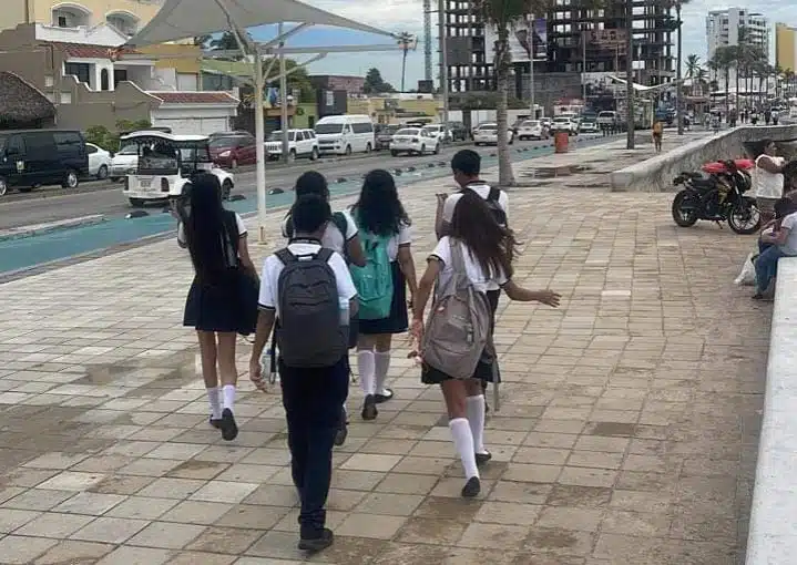 Estudiantes en malecón de Mazatlán