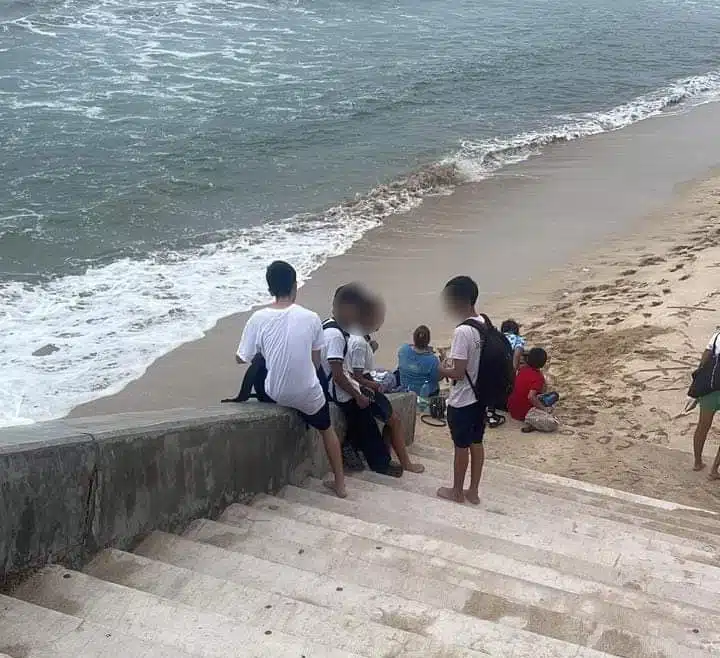Estudiantes en playa de Mazatlán