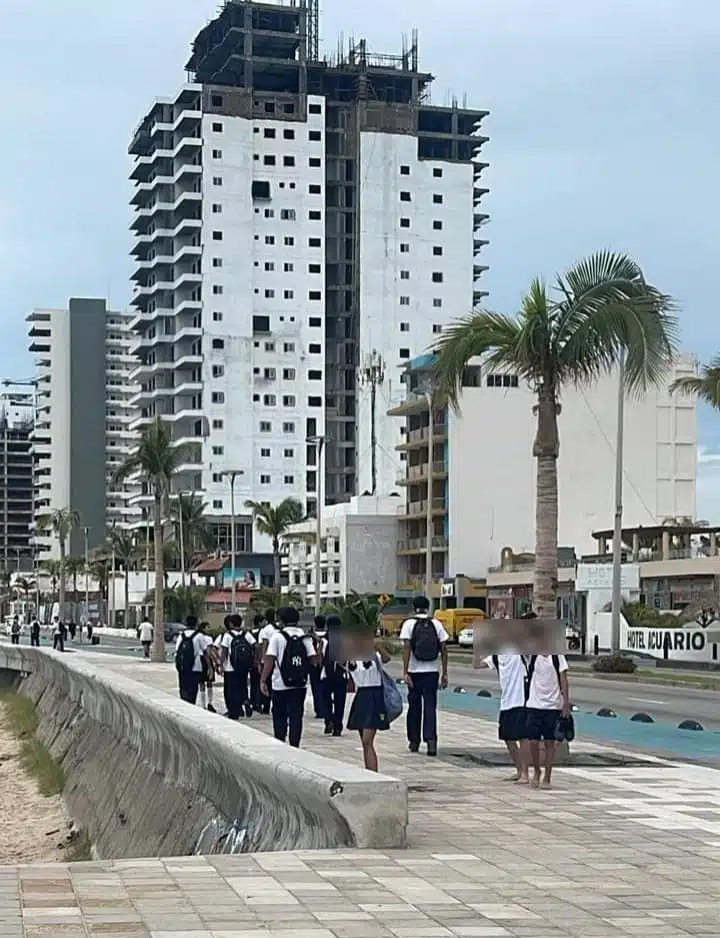 Estudiantes en malecón de Mazatlán