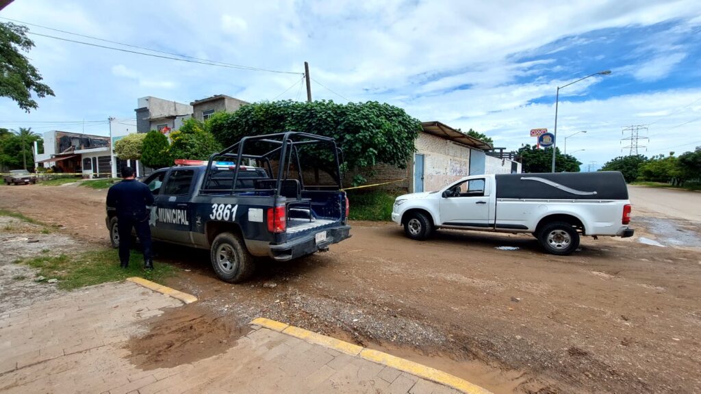 Vehículos de la Policía Municipal y una funeraria en el lugar de los hechos