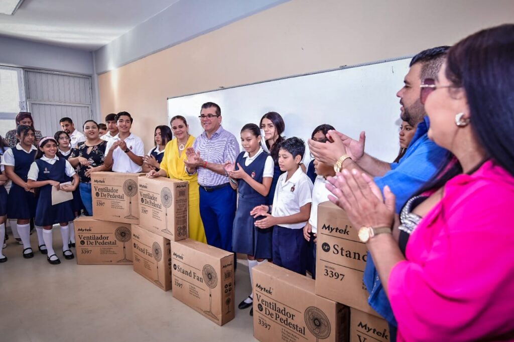 Entrega de apoyos por parte de del gobierno municipal y DIF Mazatlán en la secundaria "Nueva Creación"