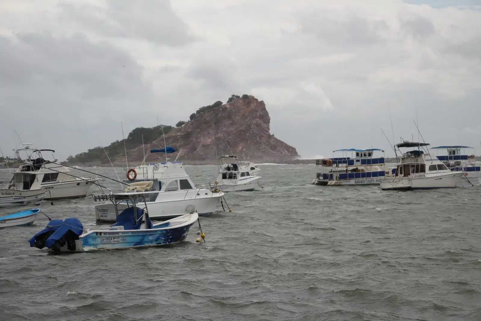 Embarcaciones refugiadas en el puerto de Mazatlán por 